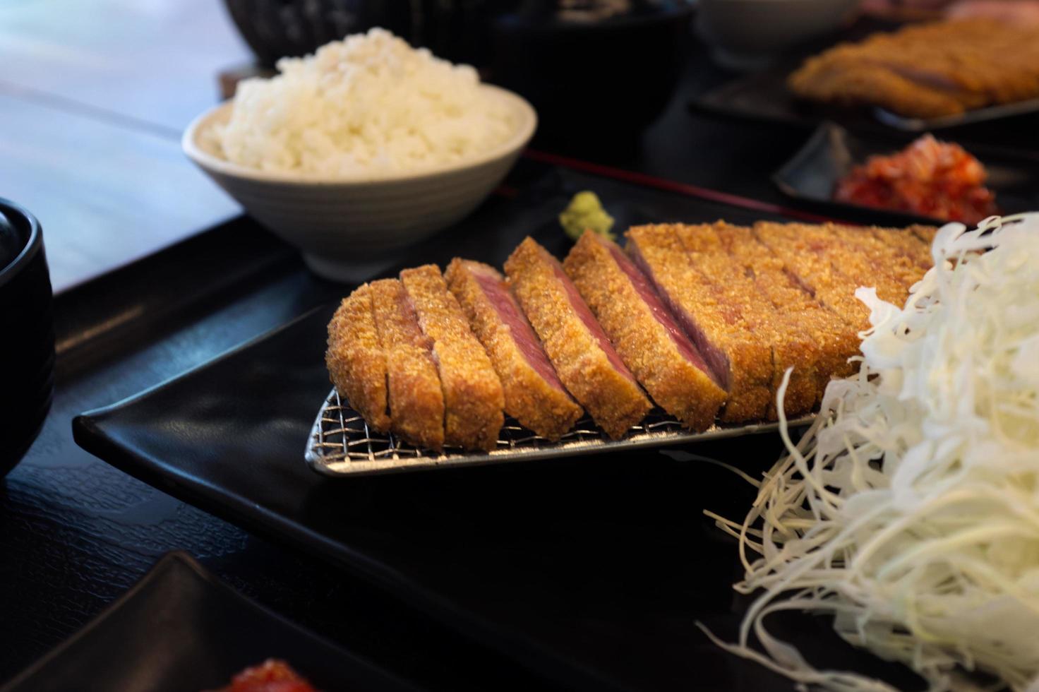 gebratenes knuspriges Rinder-Gyukatsu-Steak serviert mit Reis foto