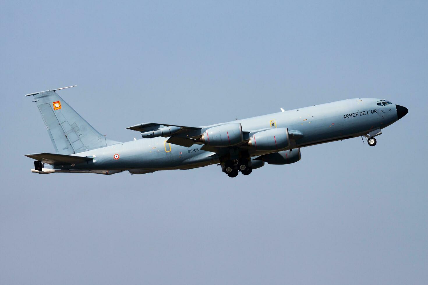 Militär- Transport Flugzeug beim Luft Base. Luft Macht Flug Betrieb. Luftfahrt und Flugzeug. Luft Aufzug. Militär- Industrie. fliegen und fliegend. foto