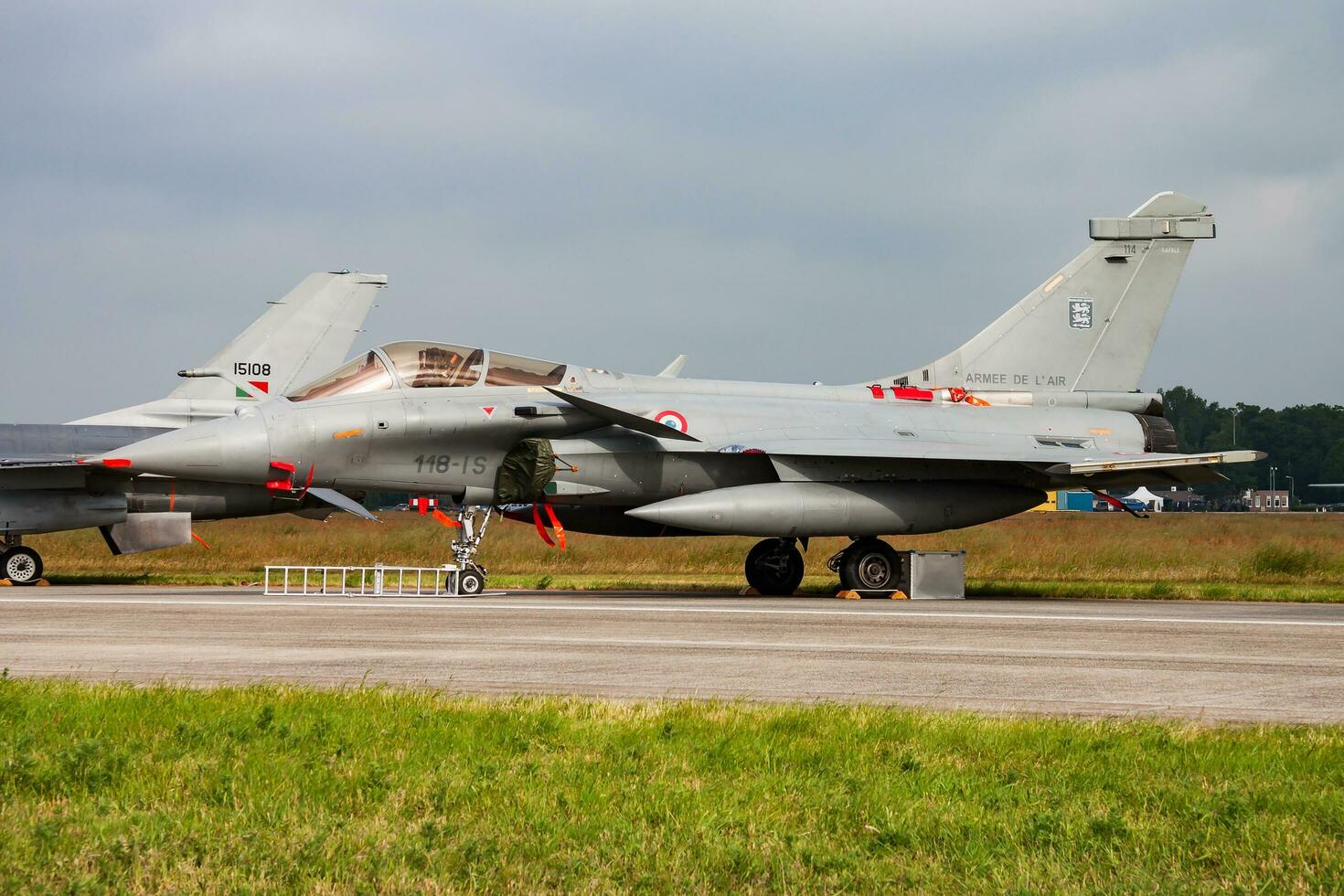 Militär- Kämpfer Jet Flugzeug beim Luft Base. Luft Macht Flug Betrieb. Luftfahrt und Flugzeug. Luft Verteidigung. Militär- Industrie. fliegen und fliegend. foto