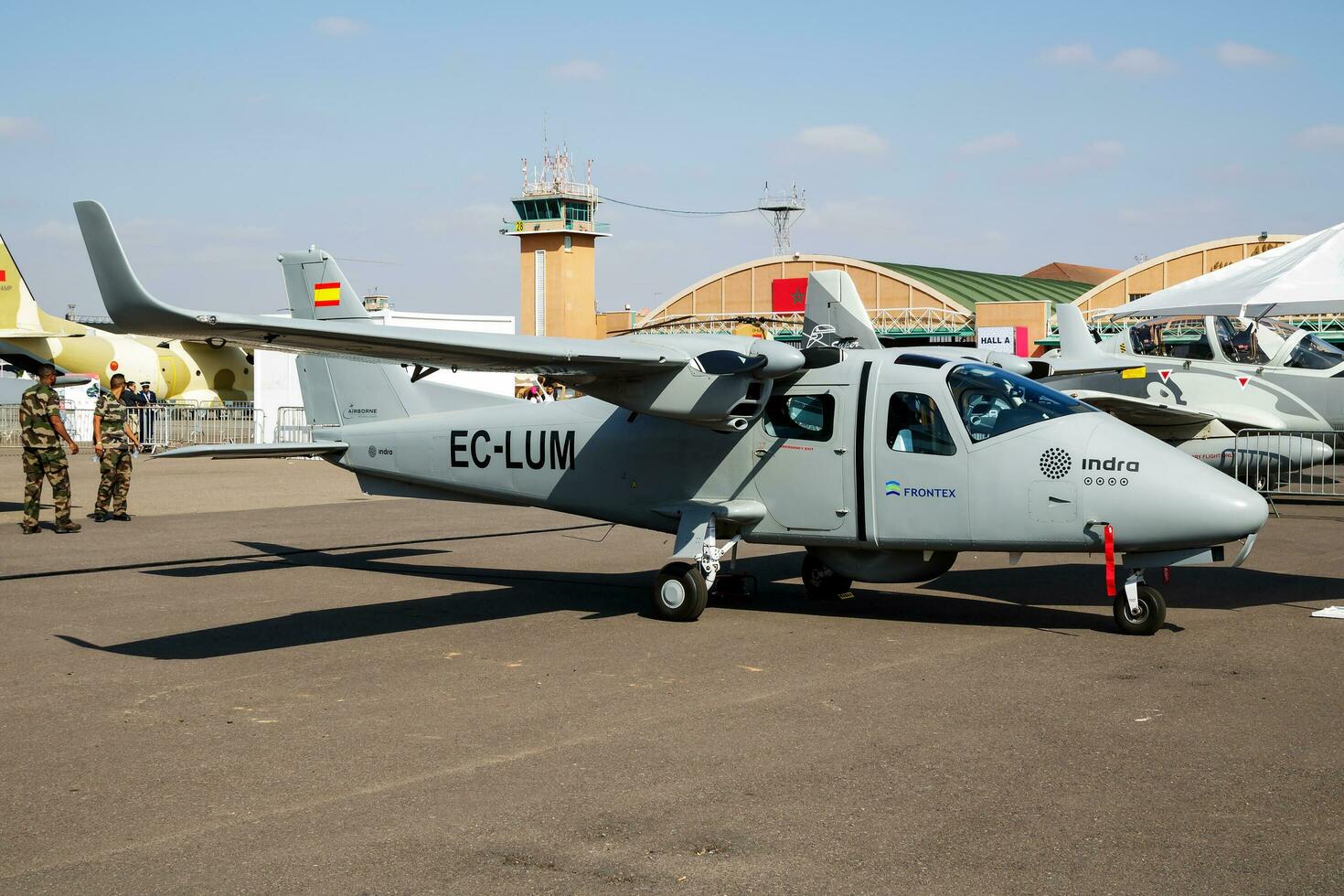 Militär- Transport Flugzeug beim Luft Base. Luft Macht Flug Betrieb. Luftfahrt und Flugzeug. Luft Aufzug. Militär- Industrie. fliegen und fliegend. foto