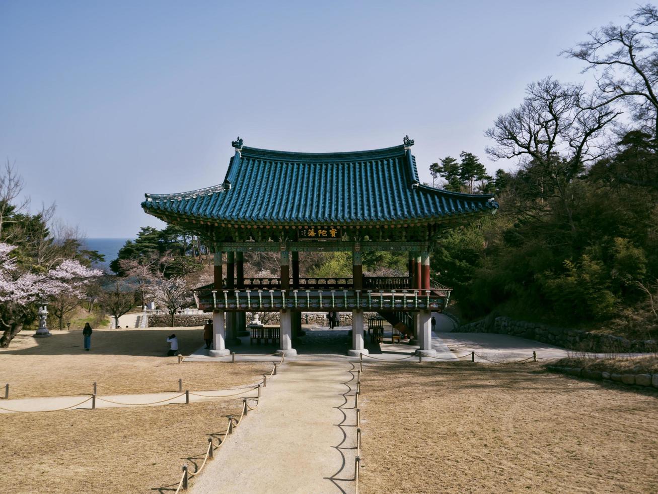 Traditionelles koreanisches Gebäude im Naksansa-Tempel, Südkorea foto