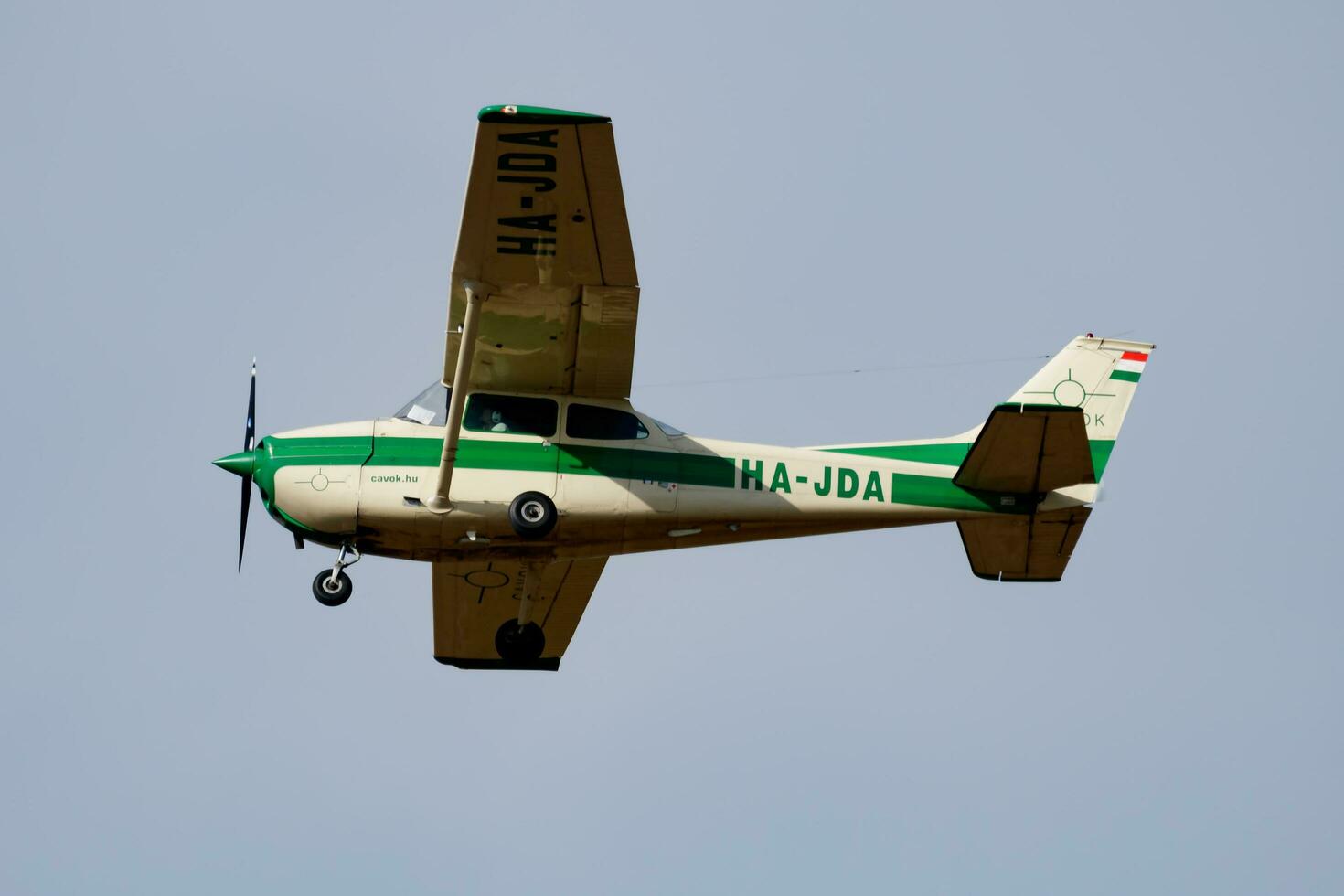 kommerziell Flugzeug beim Flughafen und Flugplatz. klein und Sport Flugzeug. Allgemeines Luftfahrt Industrie. vip Transport. bürgerlich Nützlichkeit Transport. fliegen und fliegend. foto