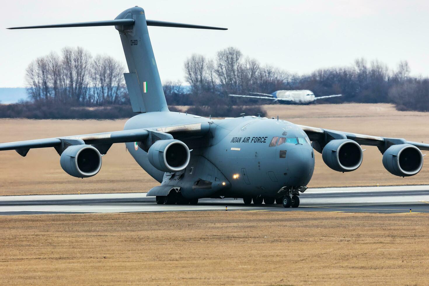 indisch Luft Macht boeing c-17a Globemaster iii Militär- Transport Flugzeug und Flugzeug beim Budapest Flughafen. Evakuierung Besondere Flug zum indisch Bürger weil das ukraine-russisch Krieg. foto