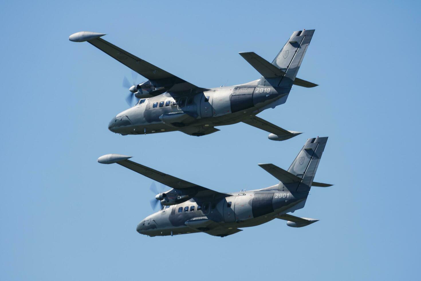 Militär- Transport Flugzeug beim Luft Base. Luft Macht Flug Betrieb. Luftfahrt und Flugzeug. Luft Verteidigung. Militär- Industrie. fliegen und fliegend. foto