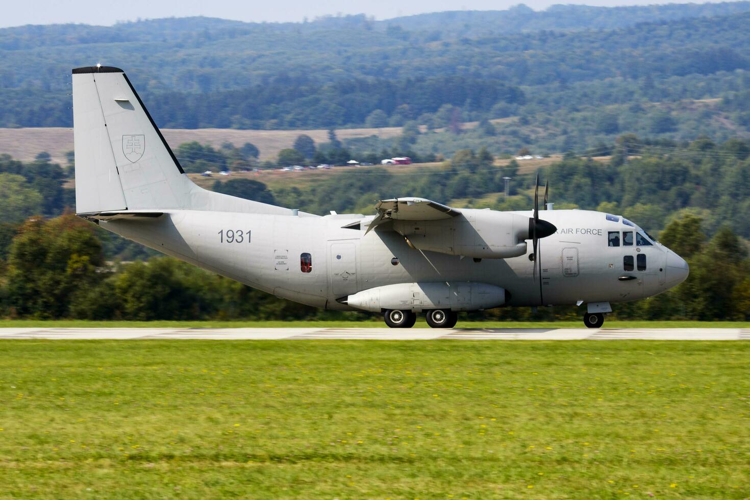 Militär- Transport Flugzeug beim Luft Base. Luft Macht Flug Betrieb. Luftfahrt und Flugzeug. Luft Verteidigung. Militär- Industrie. fliegen und fliegend. foto