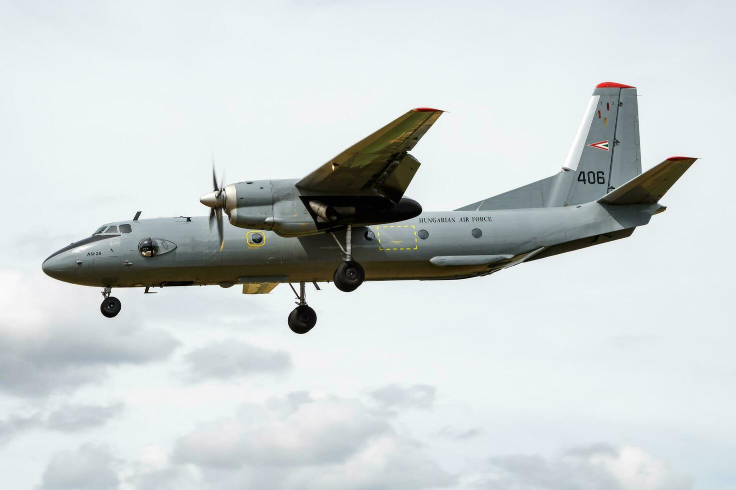 Militär- Transport Flugzeug beim Luft Base. Luft Macht Flug Betrieb. Luftfahrt und Flugzeug. Luft Verteidigung. Militär- Industrie. fliegen und fliegend. foto