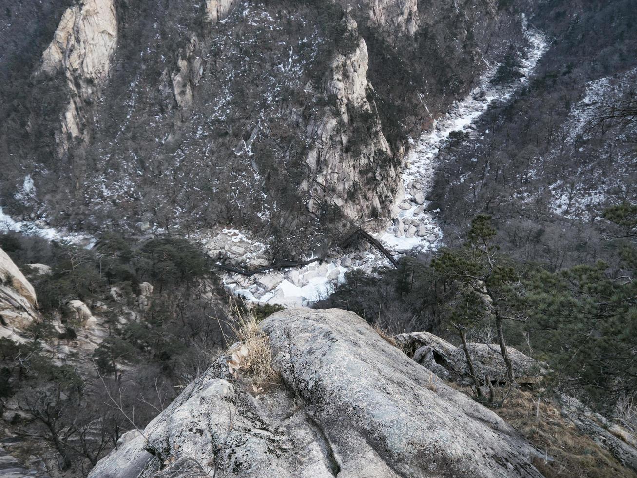 Bergfluss im Seoraksan-Nationalpark. Südkorea foto