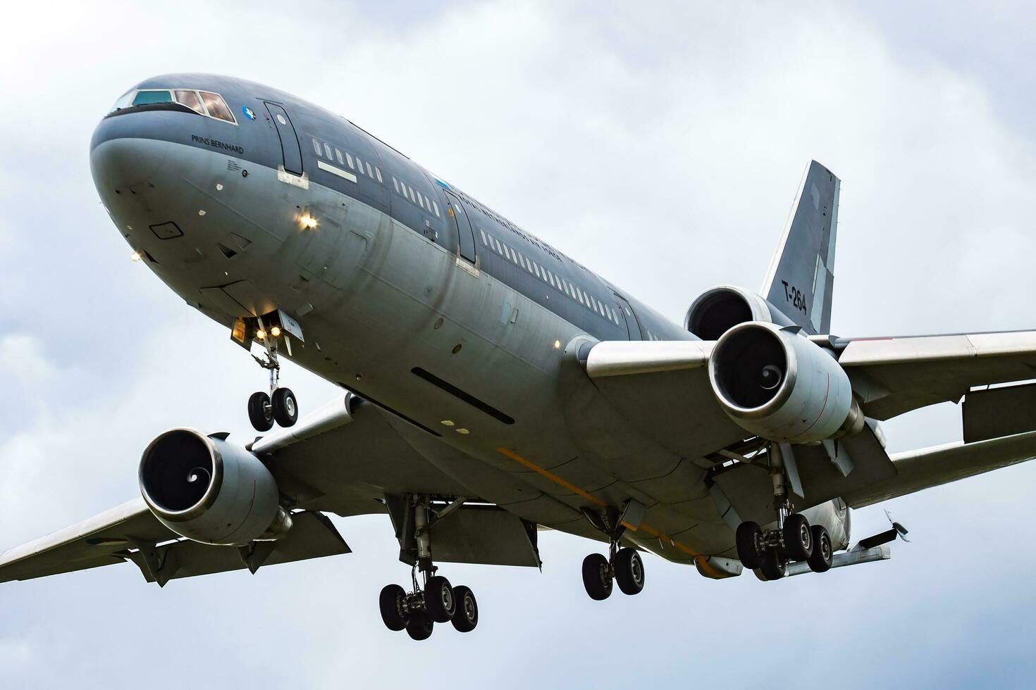 Militär- Transport Flugzeug beim Luft Base. Luft Macht Flug Betrieb. Luftfahrt und Flugzeug. Luft Verteidigung. Militär- Industrie. fliegen und fliegend. foto