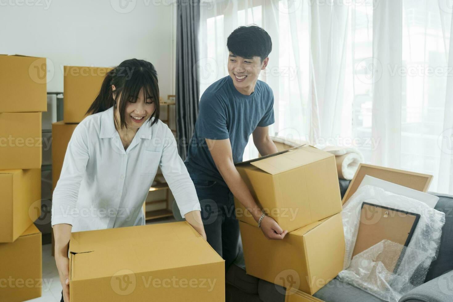 asiatisch jung glücklich Neu verheiratet Paar ziehen um zu ihr Neu Haus oder echt Anwesen. foto