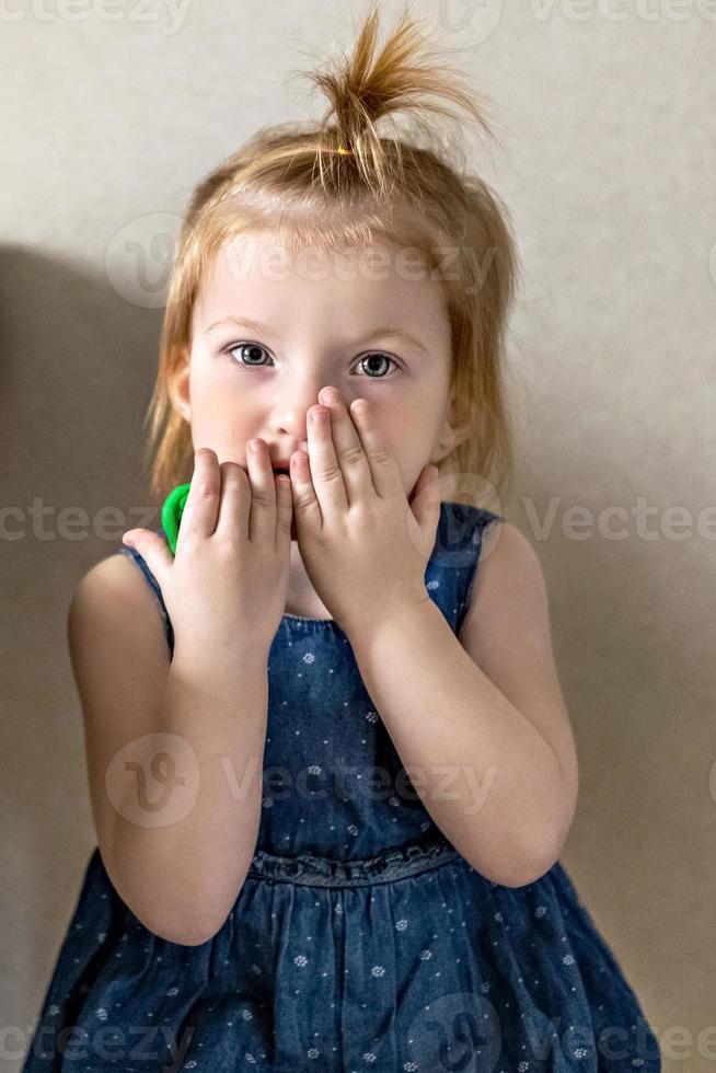 kleines Mädchen in der Arztpraxis in der Klinik foto