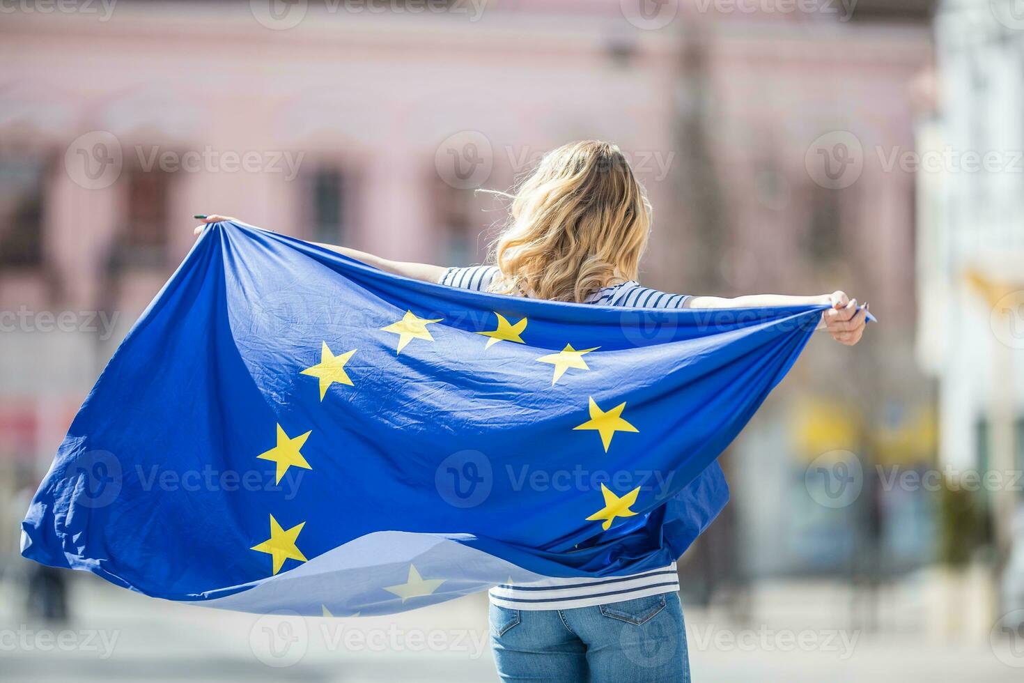 attraktiv glücklich jung Mädchen mit das Flagge von das europäisch Union foto