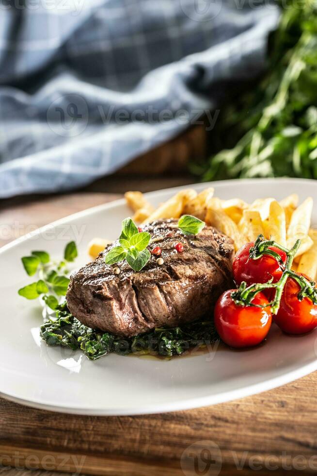 gekocht Lendenstück Rindfleisch Steak serviert mit Gemüse auf ein Teller foto