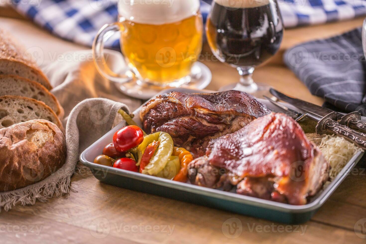 bayerisch Knie traditionell Deutsche Tschechisch slowakisch und österreichisch köstlich Lebensmittel. geräuchert geröstet Schweinefleisch Fleisch mit Entwurf Bier foto