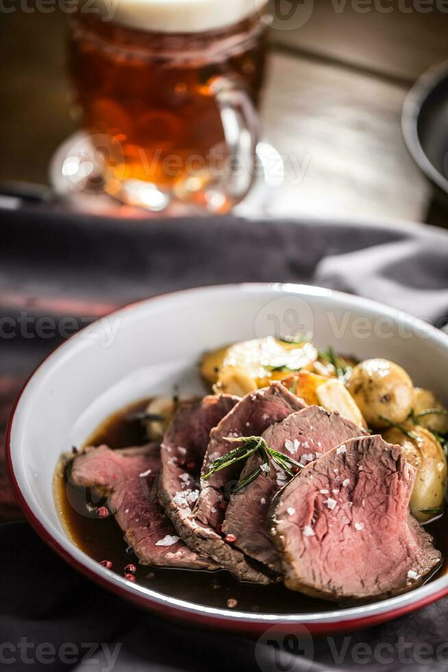 geschnitten Rindfleisch Filet geröstet Steak Kartoffeln Rosmarin und Entwurf Bier foto