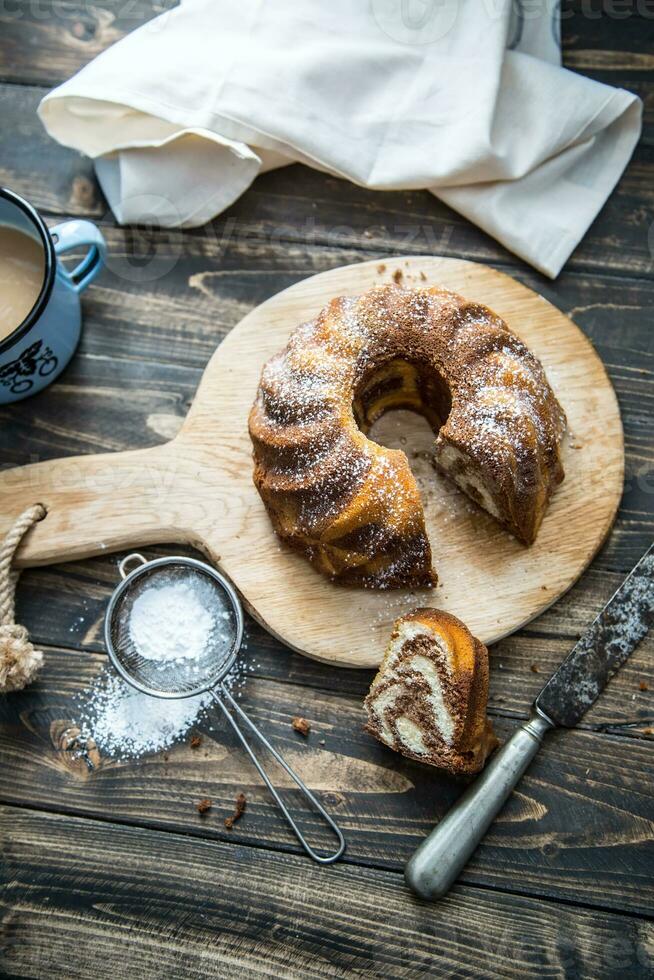 Kuchen. Marmor Kuchen Tasse von Kaffee Pulver Zucker Küche Jahrgang Utensil und frisch Obst Beeren foto