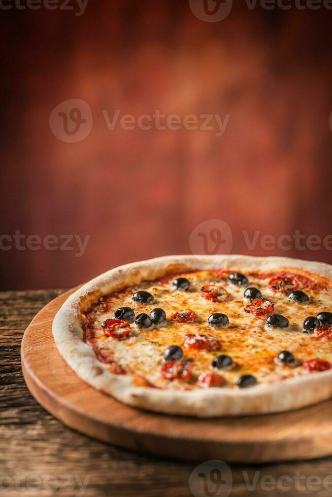 Pizza. lecker frisch Italienisch Pizza serviert auf alt hölzern Tabelle foto