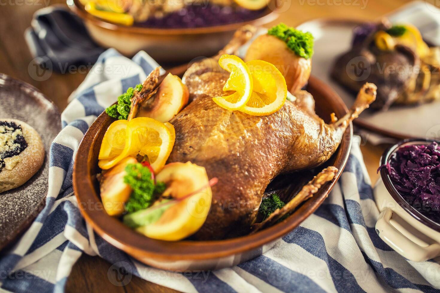 geröstet Weihnachten Ente rot Kohl Knödel Leber Entwurf Bier und gebacken Gebäck. foto