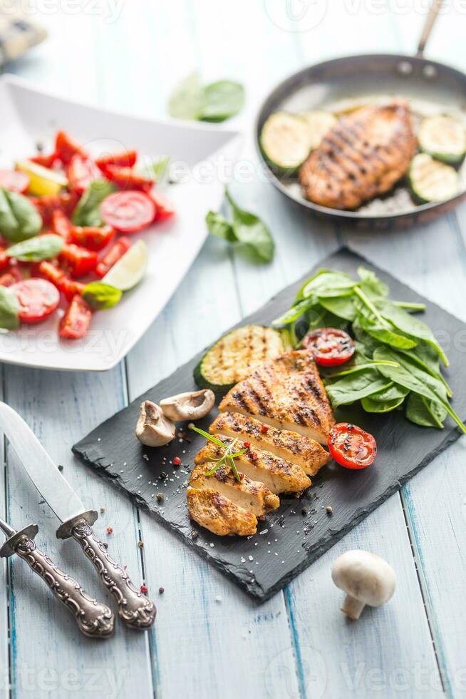 gegrillt Hähnchen Brust auf Schiefer Tafel. foto