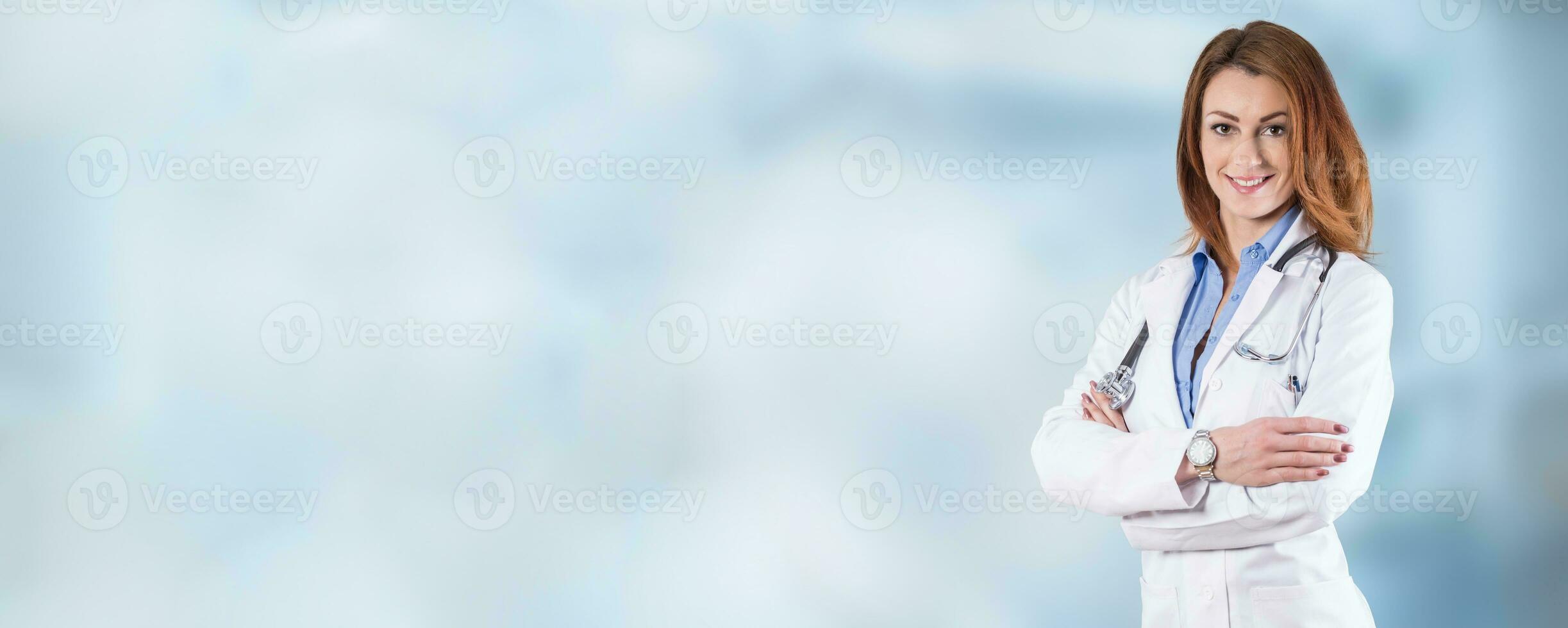 Porträt von ein jung schön Frau Arzt auf ein Blau Hintergrund foto