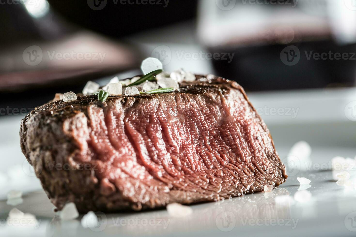 Rindfleisch Filet Steak auf Weiß Teller und rot Wein im Kneipe oder Restaurant foto