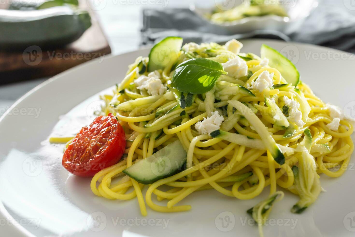 Spaghetti Zucchini roh vegan Pasta mit Feta Käse Gurke und Basilikum foto