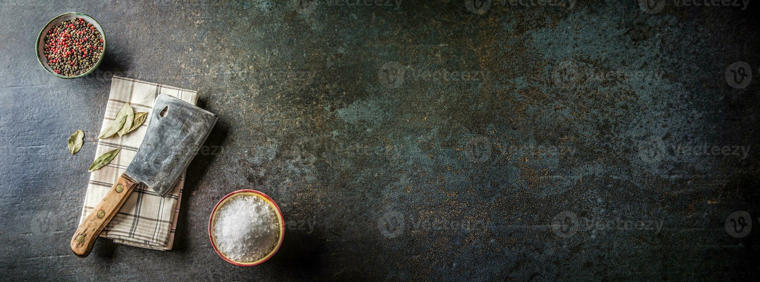 alt Fleisch Metzger auf dunkel Beton Tafel foto