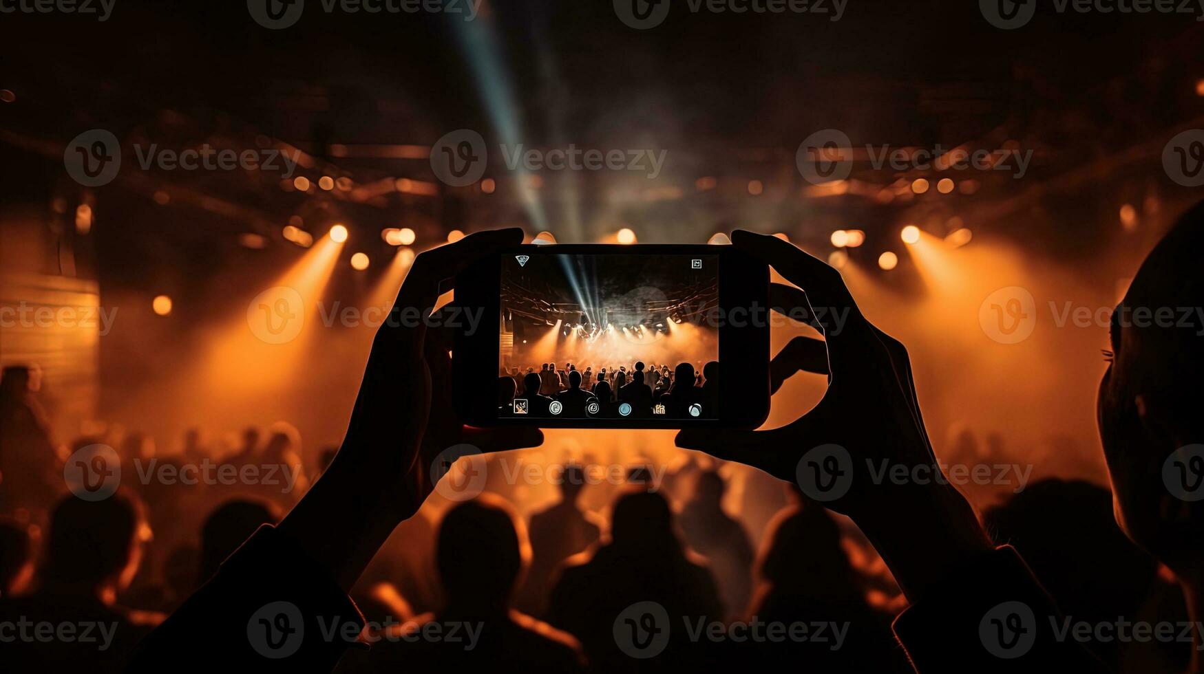 Fotografieren oder filmen das Konzert mit ein Smartphone. Silhouette Konzept foto