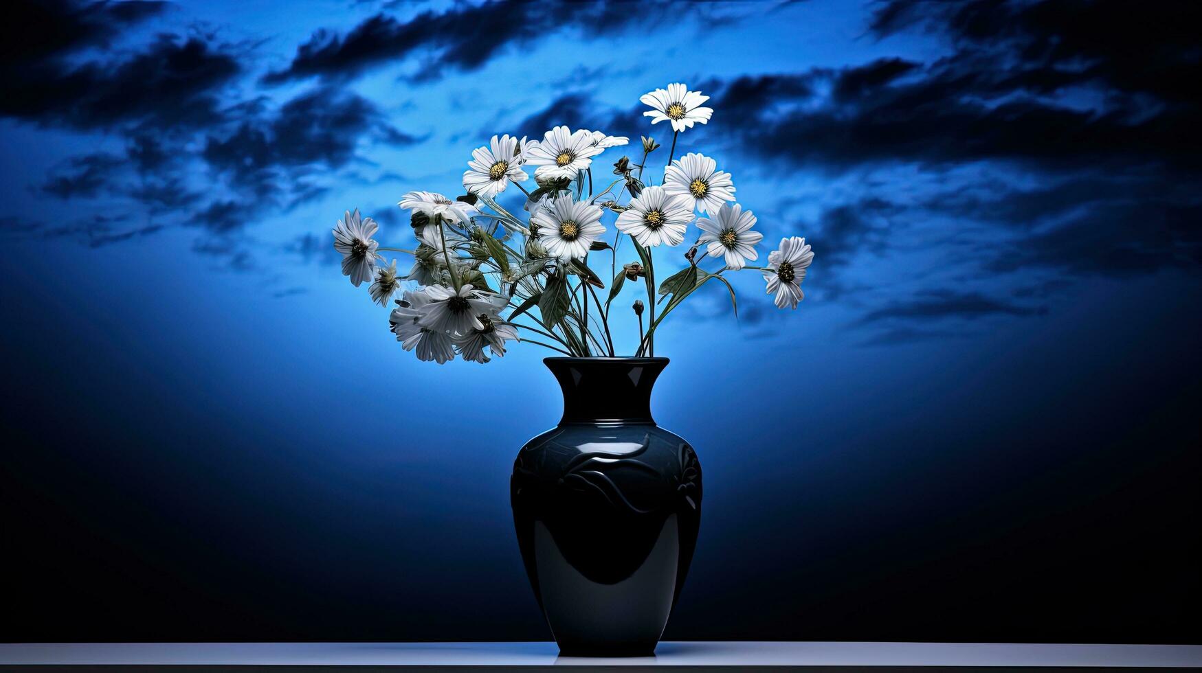 Himmel Hintergrund mit Vase im Vorderseite mit Blumen. Silhouette Konzept foto