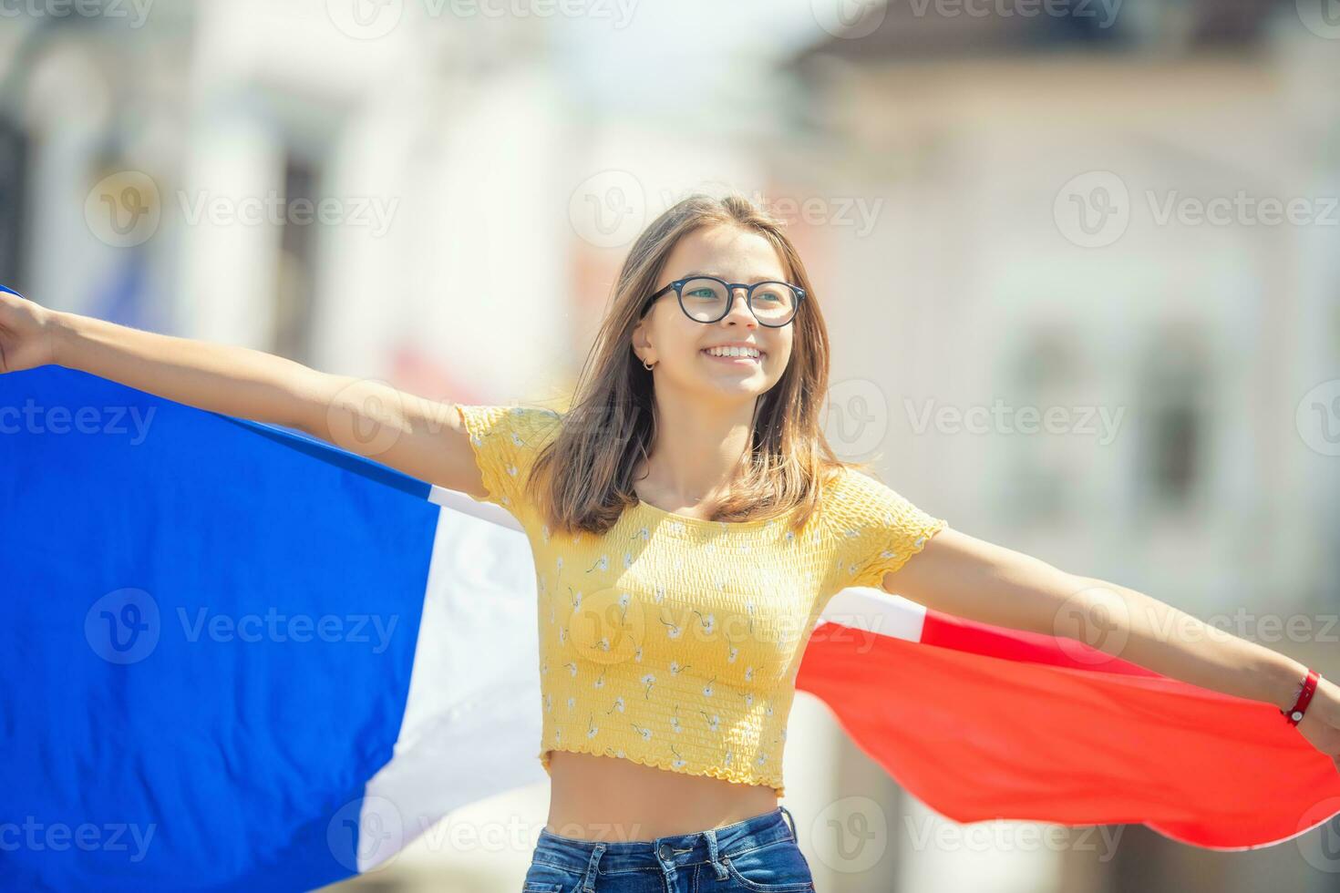 attraktiv glücklich jung Mädchen mit das Belgier Flagge foto