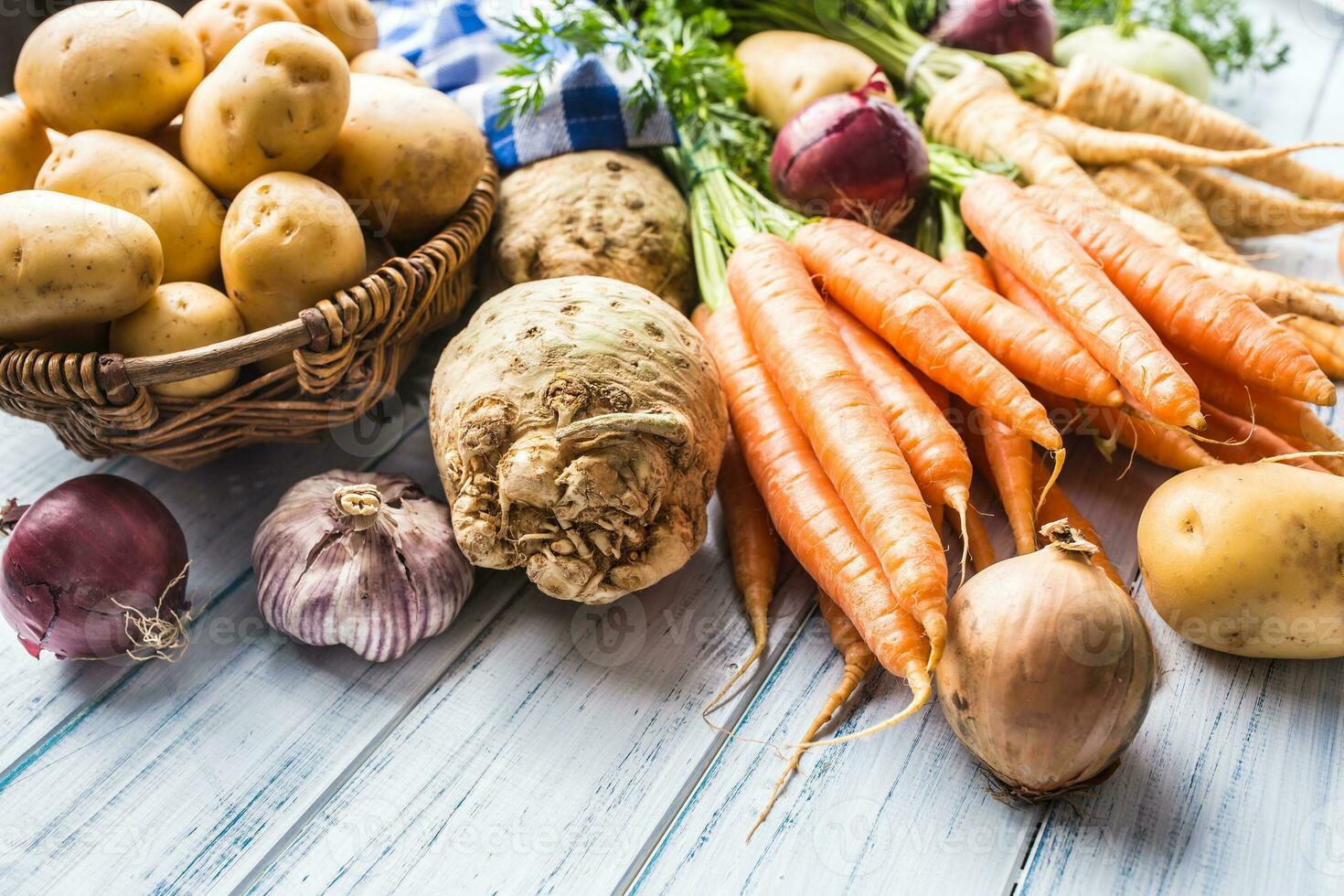 Sortiment von frisch Gemüse auf hölzern Tisch. Karotte Pastinake Knoblauch Sellerie Zwiebel und Kohlrabi foto