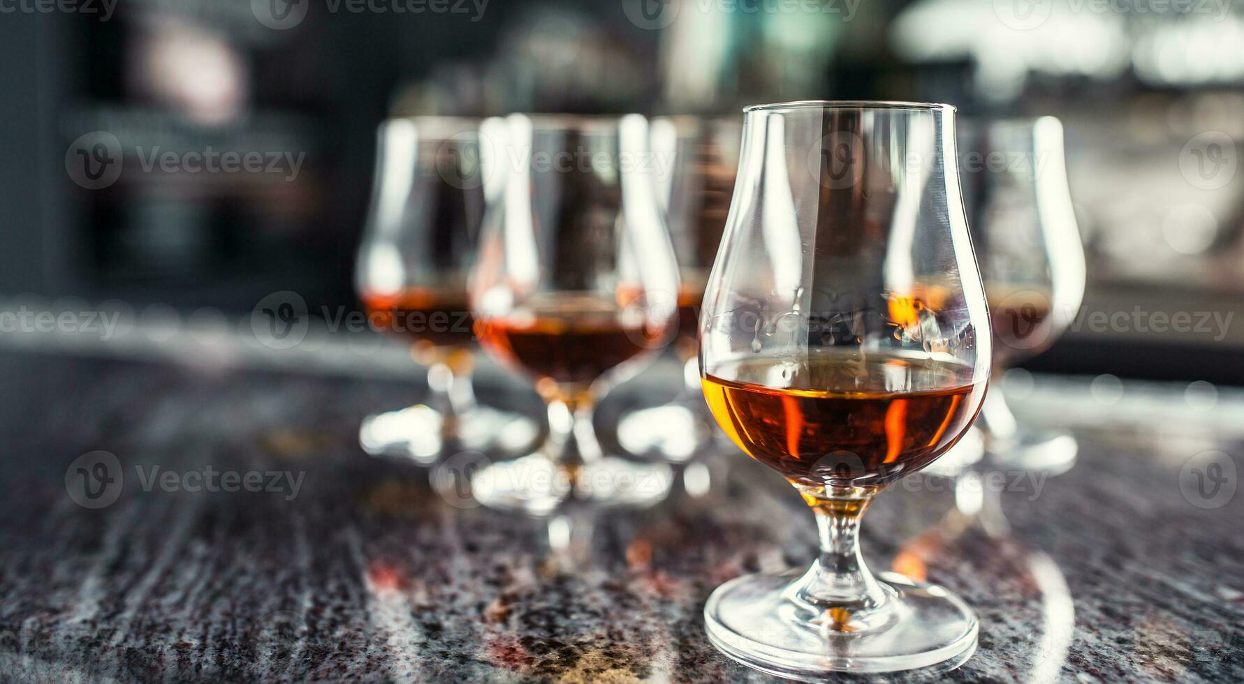 Tassen mit ein Cognac Rum Brandy oder Whiskey trinken. foto