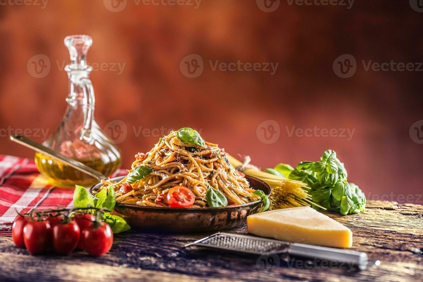 Italienisch Pasta Spaghetti mit Tomate Soße Olive Öl Basilikum und Parmesan Käse im alt schwenken foto