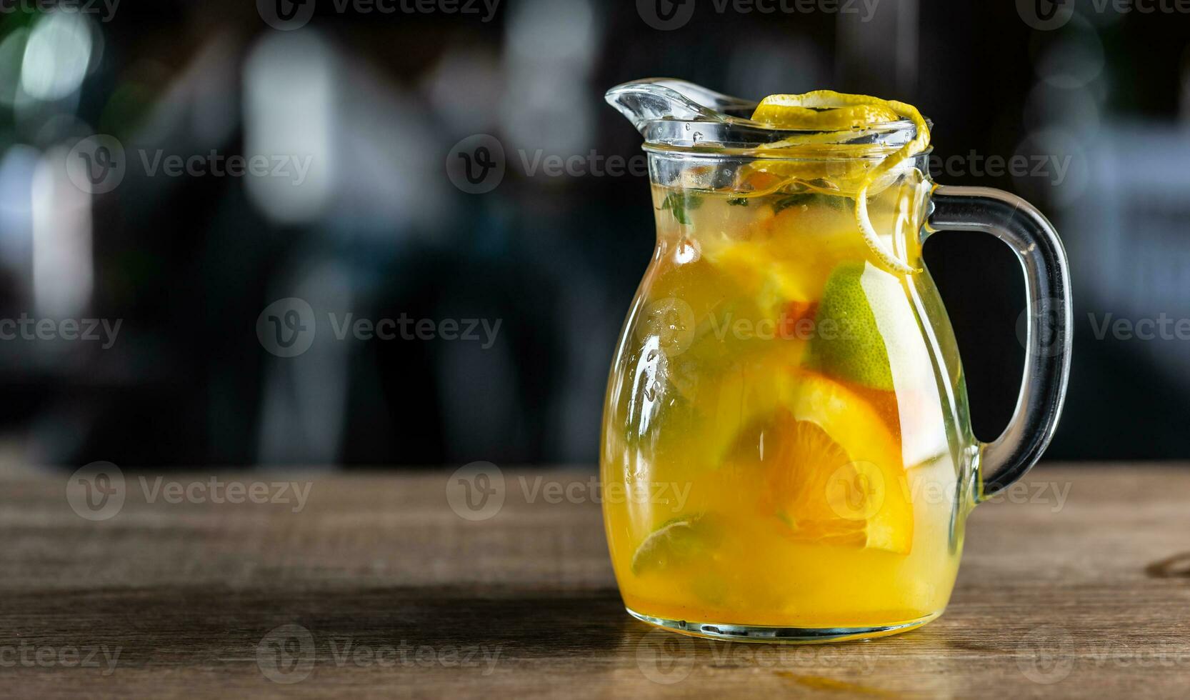 frisch Limonade mit verschiedene Zitrusfrüchte im ein voll Krug mit frisch Keile von Obst Innerhalb foto