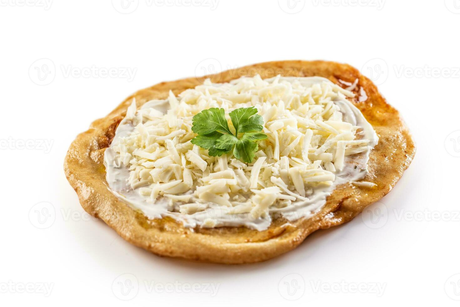 traditionell Huangarian cremig Langos mit Käse, Knoblauch und Kräuter foto