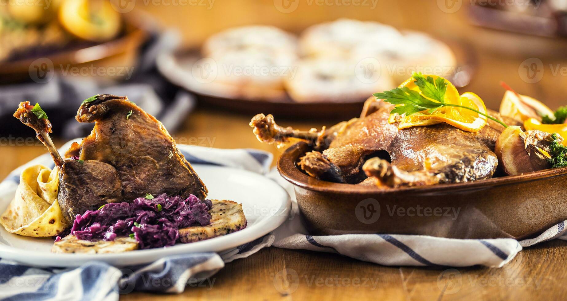 geröstet Weihnachten Ente Bein rot Kohl Knödel Leber Entwurf Bier und gebacken Gebäck foto