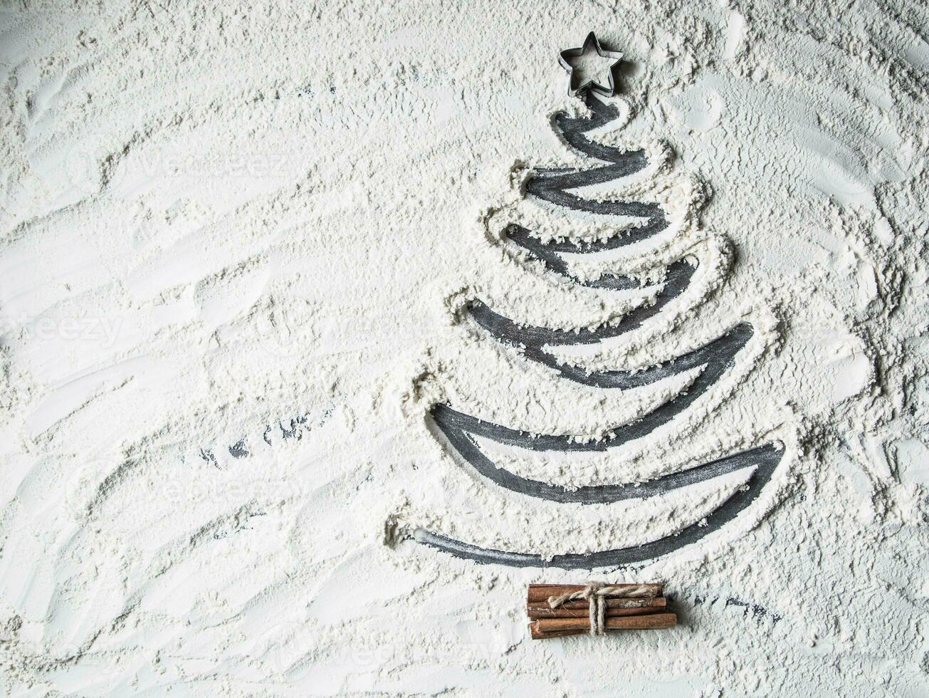 geformt Weihnachten Baum von Mehl Star und Zimt. foto