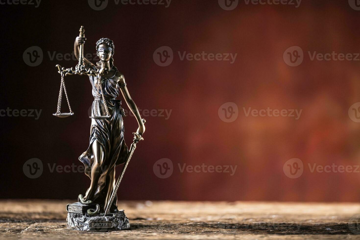 Dame Justicia halten Schwert und Rahmen Bronze- Figur auf hölzern Tabelle foto