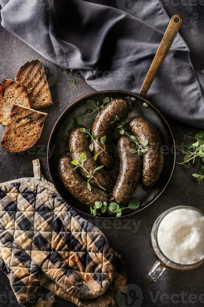 geröstet Würste im schwenken mit Brot Kräuter und Entwurf Bier. foto