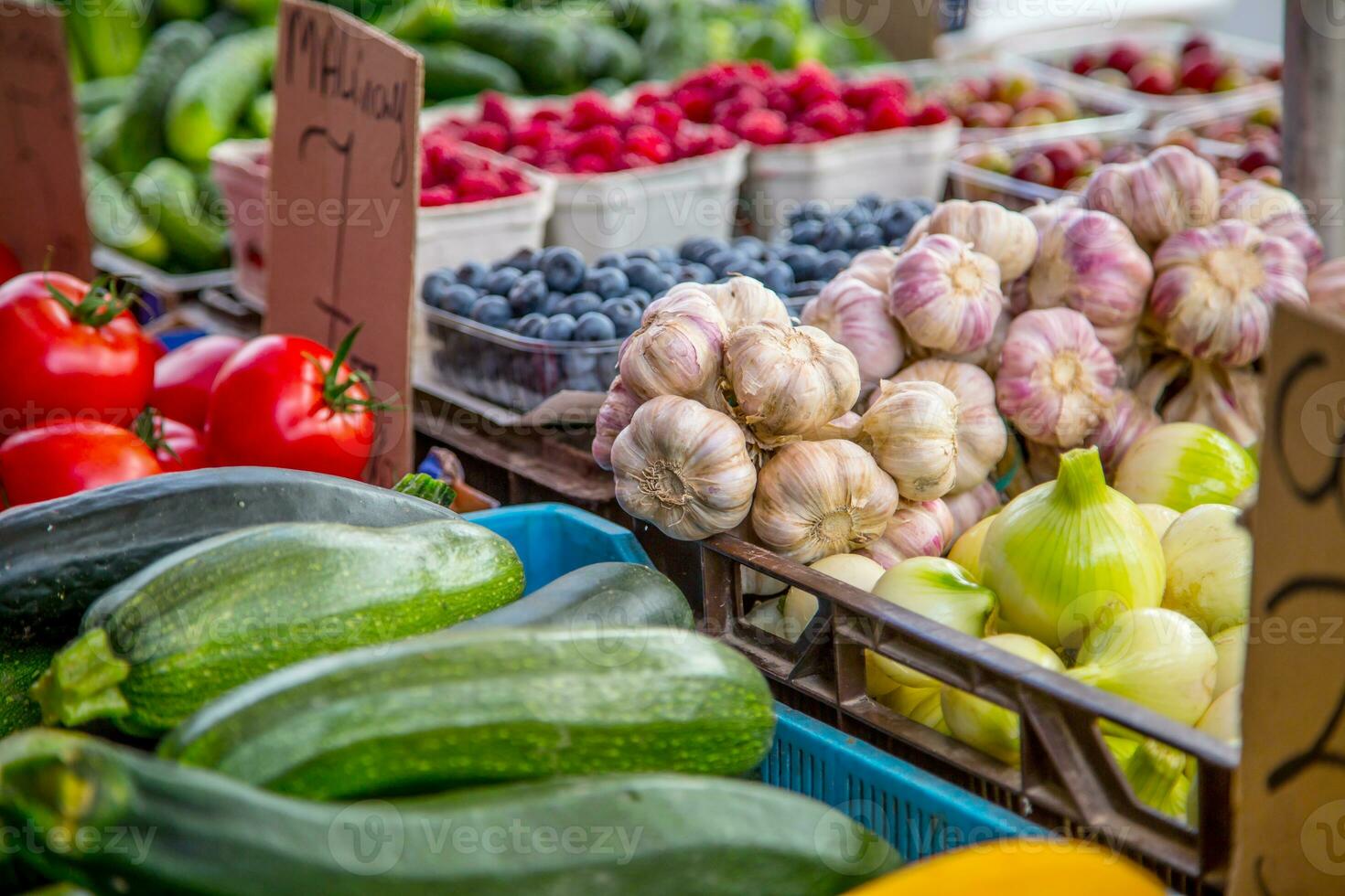verschiedene Früchte und Gemüse auf das Bauernhof Markt im das Stadt. Früchte und Gemüse beim ein Bauern Markt foto