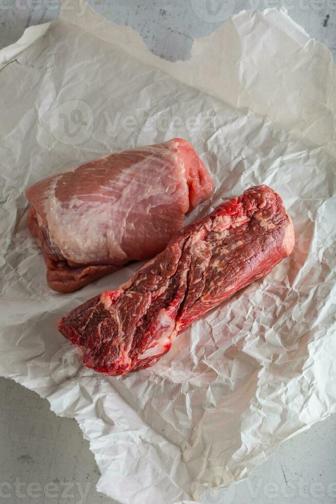 Rindfleisch und Schweinefleisch Fleisch auf Weiß Beton Hintergrund foto