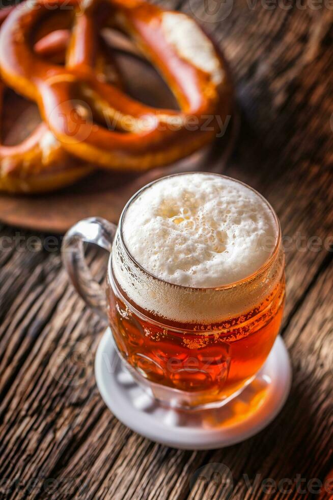 Bier und Oktoberfest. Entwurf Bier Brezel und Blau kariert Tischdecke wie traditionell Produkte zum bayerisch Festival Oktoberfest foto