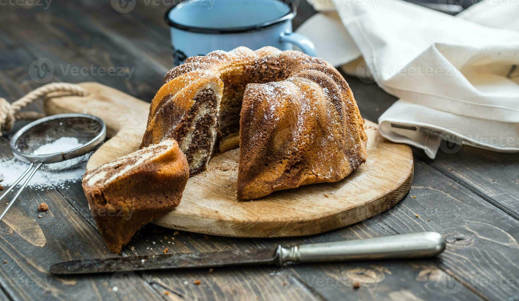 Kuchen. Marmor Kuchen Tasse von Kaffee Pulver Zucker Küche Jahrgang Utensil und frisch Obst Beeren foto