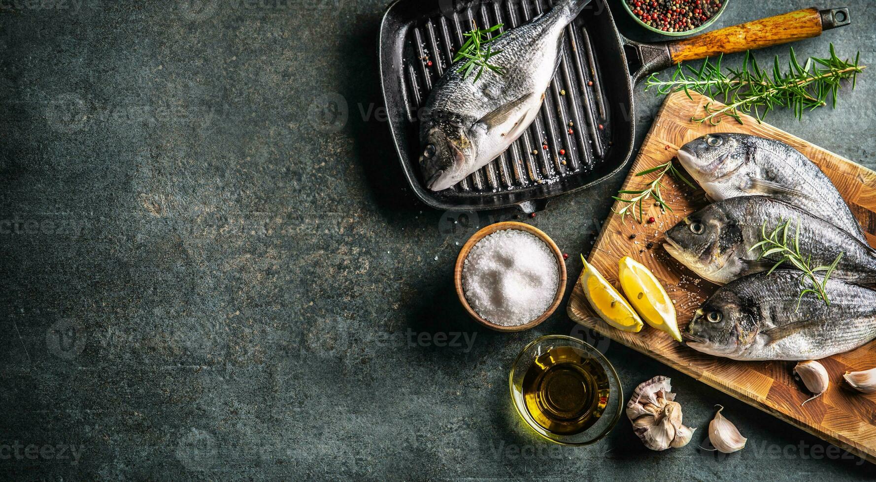 Mittelmeer Fisch Brachsen mit Gewürze Salz- Kräuter Knoblauch und Zitrone. gesund Meeresfrüchte. Konzept von gesund Meer Essen foto