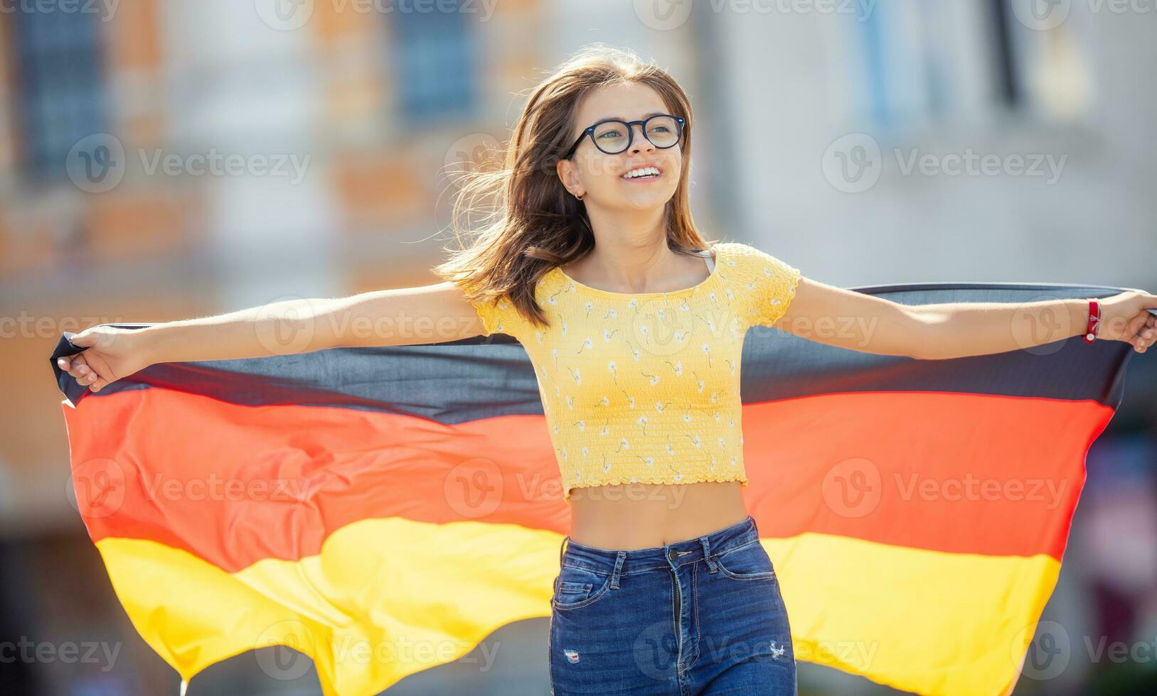 attraktiv glücklich jung Mädchen mit das Deutschland Flagge foto
