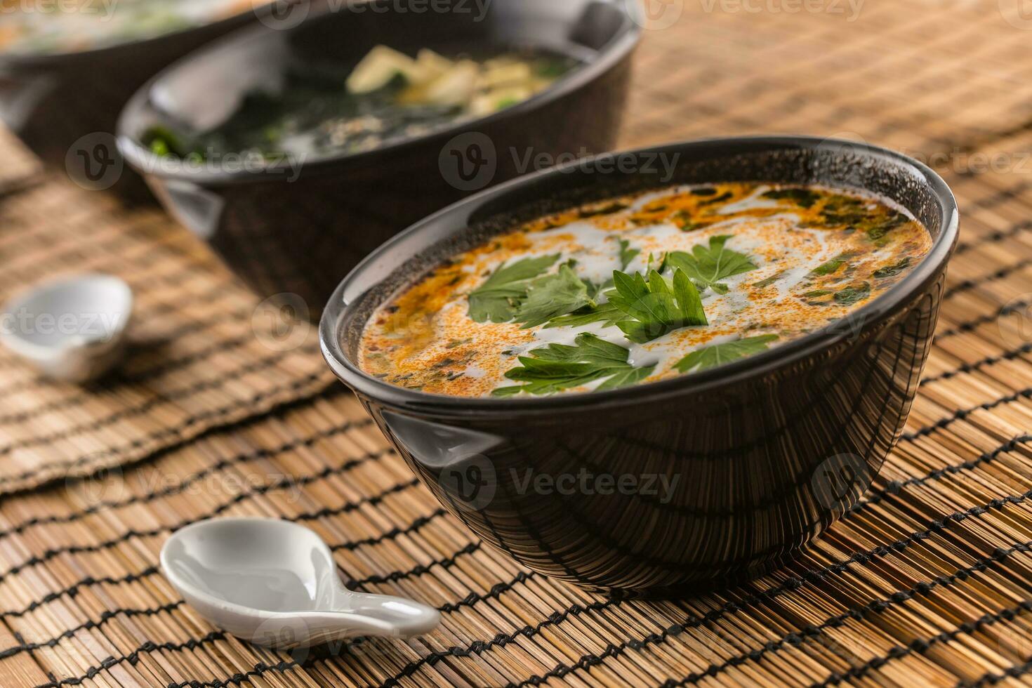 traditionell thailändisch Suppe Tom lecker mit Garnele und Kokosnuss Milch foto