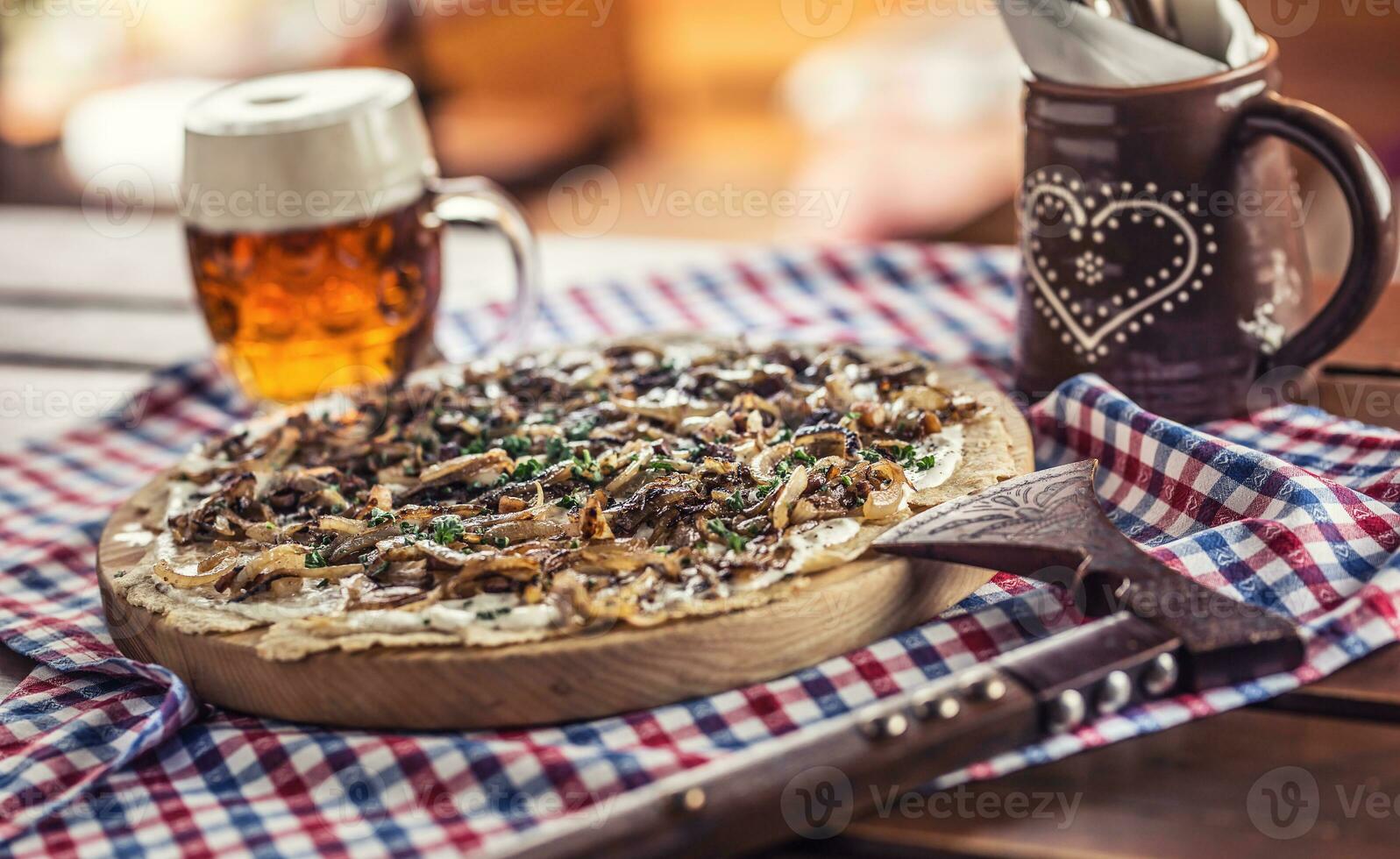 traditionell slowakisch Kartoffel Pfannkuchen mit gebraten Zwiebel Speck und Käse brynza mit Entwurf Bier foto