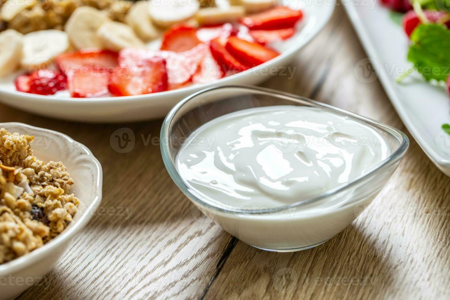 Joghurt im ein Glas Schüssel mit gesund Frühstück auf Tabelle foto