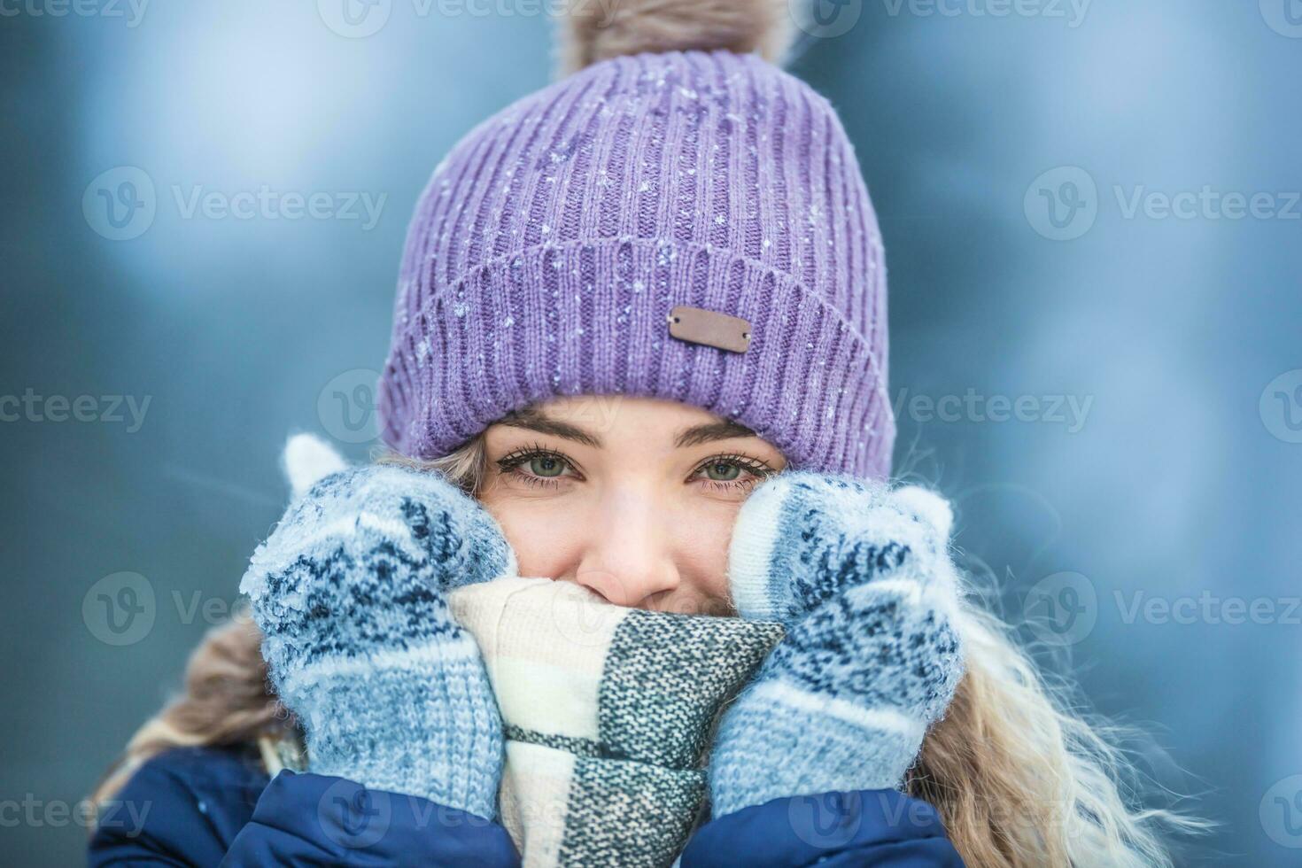 Porträt von jung schön Frau im Winter Kleider und stark Frost. foto