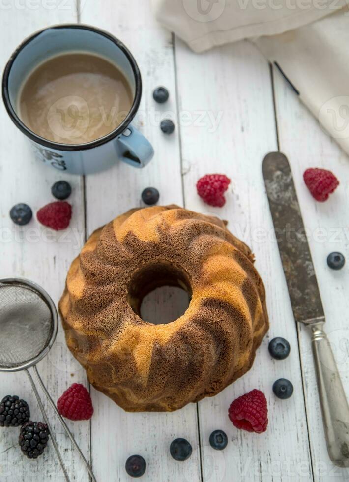 Kuchen. Marmor Kuchen Tasse von Kaffee Pulver Zucker Küche Jahrgang Utensil und frisch Obst Beeren foto