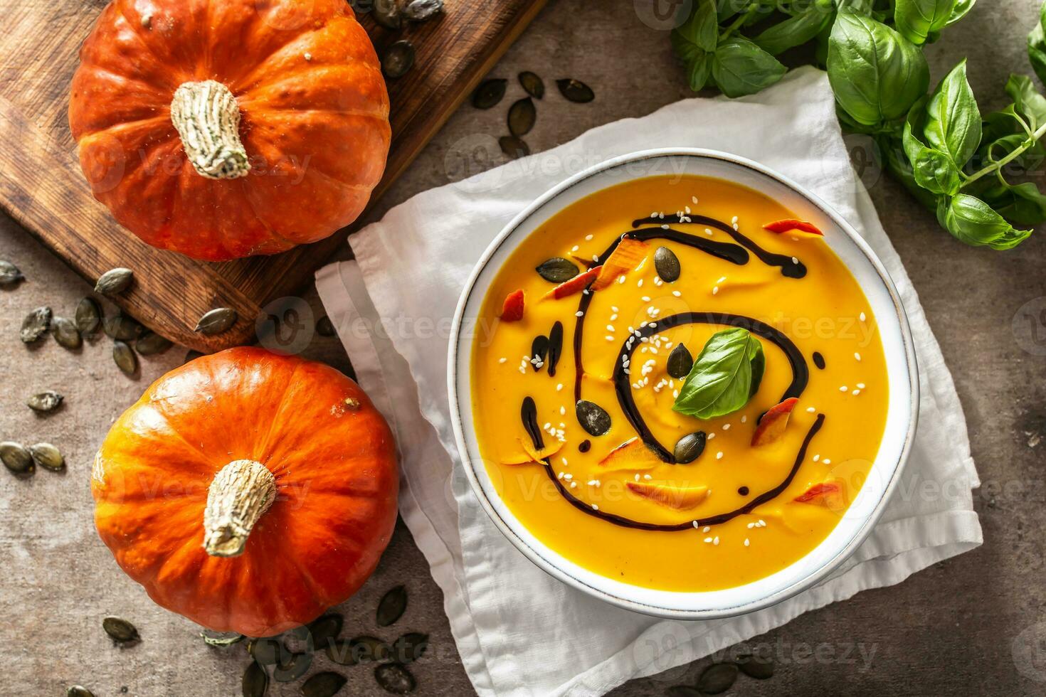 hausgemacht Kürbis Suppe im Schalen mit. Herbst Hokkaido Suppe mit Balsamico Essig foto